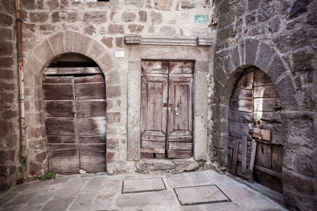 Il cuore di pietra e la vocazione assistenziale: la doppia anima della Castellina, il più antico nucleo di Abbadia San Salvatore